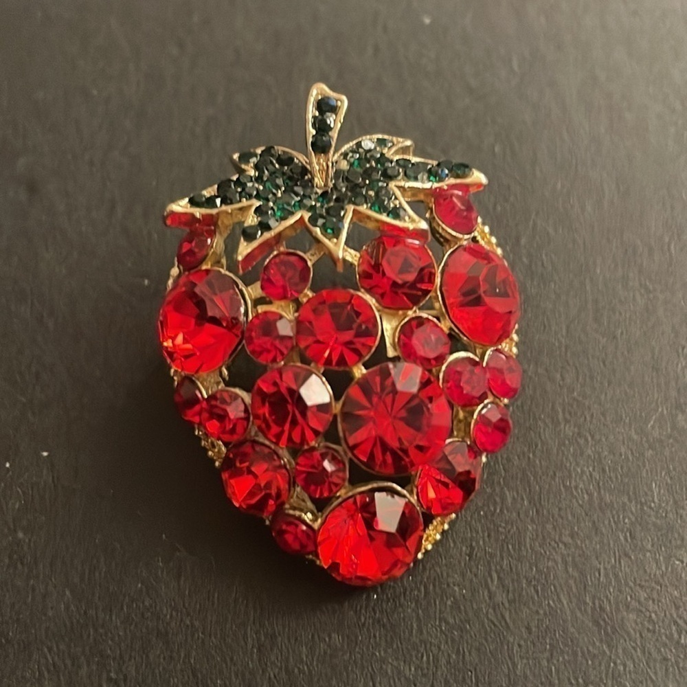 Strawberry pin gold tone - Picture 2 of 4